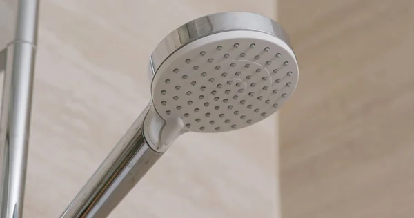 Vízáramlás a zuhanyfejben — Stock Fotó