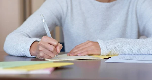 Mujer Escribe Bloc Notas Casa — Foto de Stock