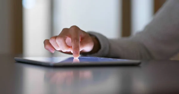 Kobieta Palec Dotknąć Tablet Komputer Domu — Zdjęcie stockowe