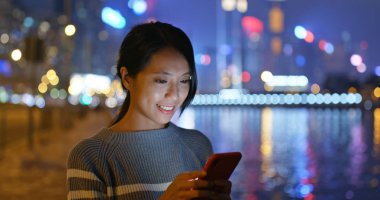 Gece kadın cep telefonu kullanımı