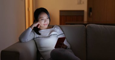 Cep telefonu ve kanepe otur kadın göz