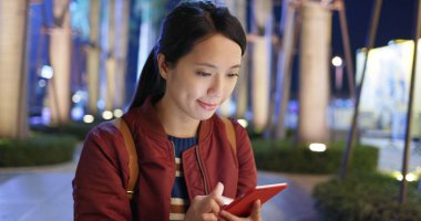 Kadın geceleri cep telefonundan sms göndermek