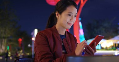 Kadın geceleri cep telefonundan sms göndermek