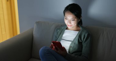 Kadın kullanma smartphone geceleri