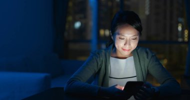 Kadın gece de akşam cep telefonu üzerinde kontrol