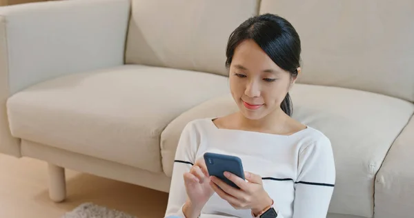 Mujer Uso Teléfono Inteligente Casa — Foto de Stock