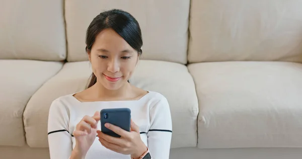 Mujer Mira Teléfono Móvil Casa — Foto de Stock