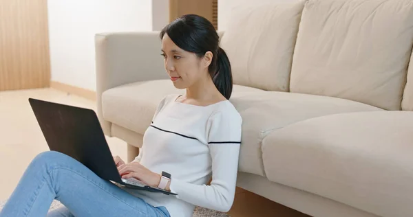 Vrouw Werken Computer Thuis — Stockfoto