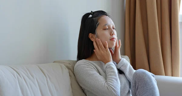 Mujer Aplicar Mascarilla Casa — Foto de Stock