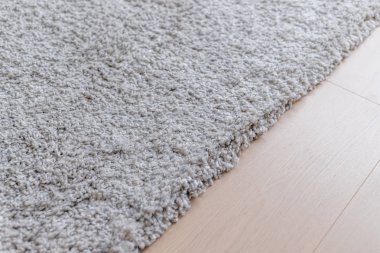 Evde yerde gri halı