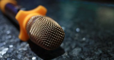 Odada Karaoke mikrofonu yakın çekim