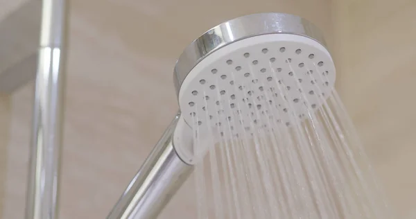 Flusso d'acqua nel soffione della doccia — Foto Stock