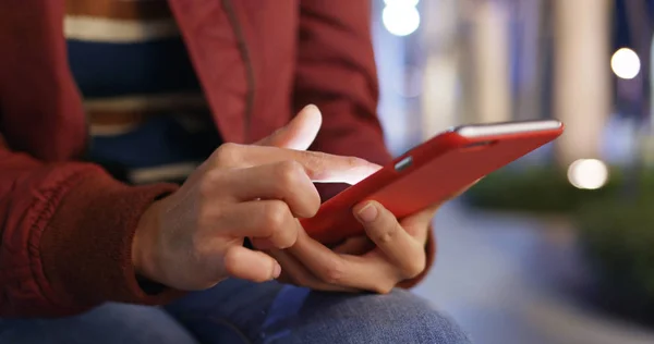 Mujer Uso Teléfono Móvil Aire Libre — Foto de Stock