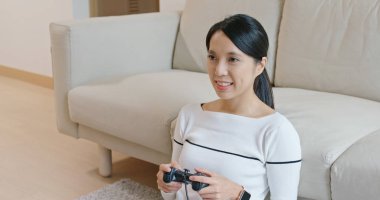 Kadın TV oyunu oynuyor