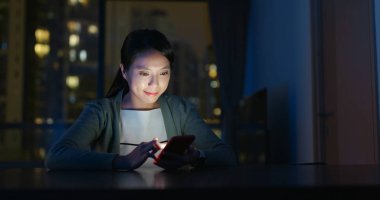 Evde kadın cep telefonu kullanımı