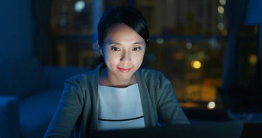 Kadınlar akşamları bilgisayar başında çalışırlar.