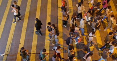 Mong Kok, Hong Kong - 21 Mart 2019: Hong Kong'da gece yolun karşısına geçen insanların üst görünümü