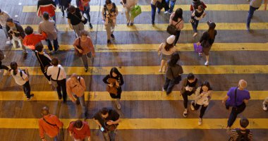 Mong Kok, Hong Kong - 21 Mart 2019: Hong Kong'da gece yolun karşısına geçen insanların üst görünümü
