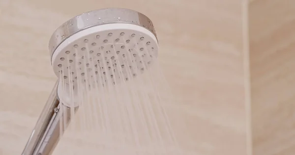 Gotas de água na cabeça do chuveiro — Fotografia de Stock