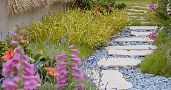 Bahçe parkında taş geçit yolu