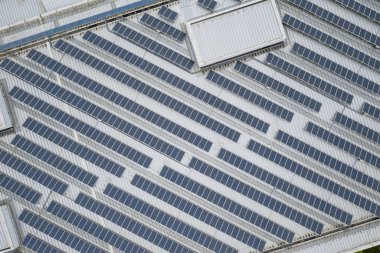 Çatı üst binada Güneş paneli istasyonu