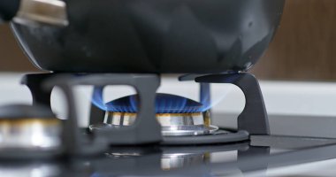 Bir mavi pişirme içine Üst brülör tutuşabilme soba