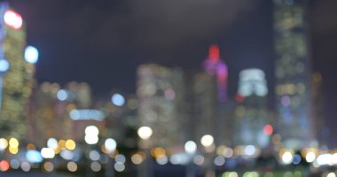 Gece şehir caddesinin bulanık görüntüsü