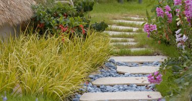 Bahçe parkında taş geçit yolu