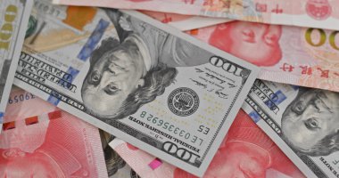 Çin Rmb ve Usd banknot yığını