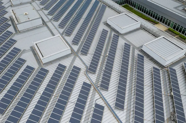 屋顶建筑太阳能面板站的顶视图 — 图库照片