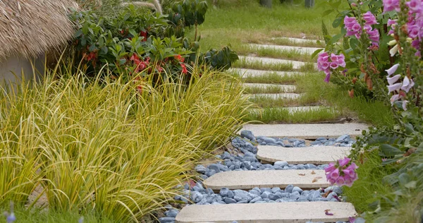 Bahçe parkında taş geçit yolu