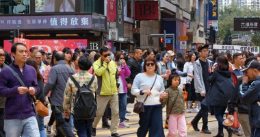 Causeway Bay, Hong Kong - 16 Mart 2019: İnsanlar sokakta yürüyor