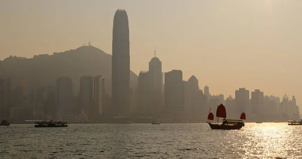 ビクトリアハーバー 2019年3月15日 香港ビクトリア港と赤い帆ジャンクボート — ストック写真