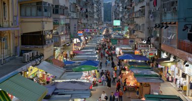 Mong Kok, Hong Kong - 21 Mart 2019: Hong Kong sokak pazarı