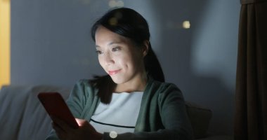 Kadın kullanımı cep telefon online evde akşamları