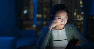 Kadın geceleri cep telefonu kullanmak