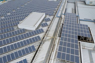 şehirde güneş paneli sistemi