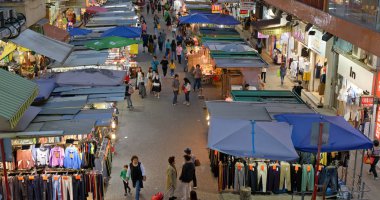Mong Kok, Hong Kong - 21 Mart 2019: Gece Hong Kong sokak pazarı