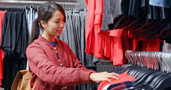 Tienda de mujer en tienda boutique de moda —  Fotos de Stock