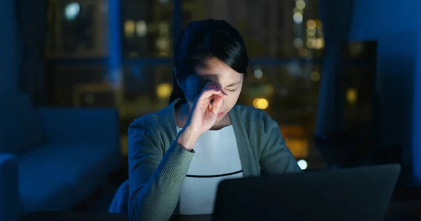 Mujer Trabaja Computadora Siente Cansada Casa —  Fotos de Stock