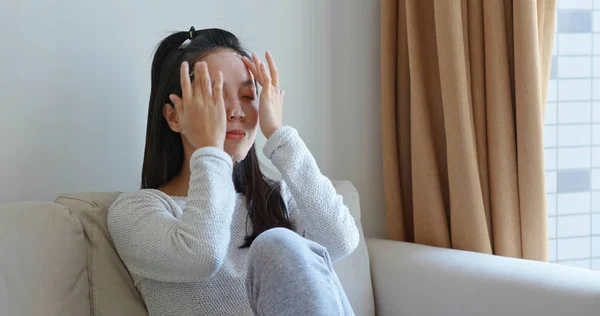 Vrouw Gezichtsmasker Toepassen — Stockfoto