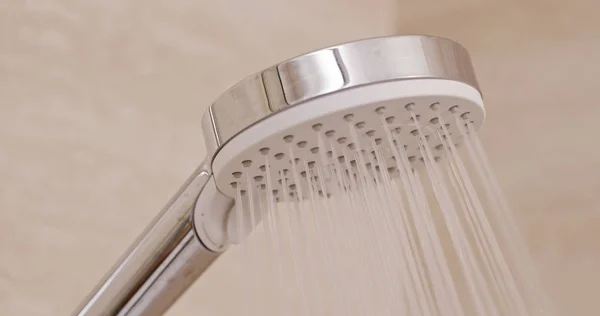 Przepływ wody w głowicy prysznicowej — Zdjęcie stockowe