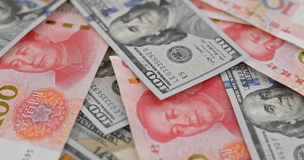 中国人民元と米ドル紙幣のスタック — ストック写真