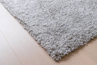 Evde yerde gri halı