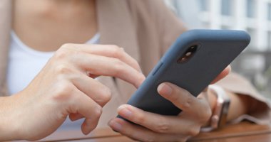 Cep telefonu online kullanımı kadın