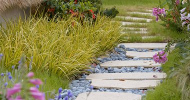 Bahçe parkında taş geçit yolu