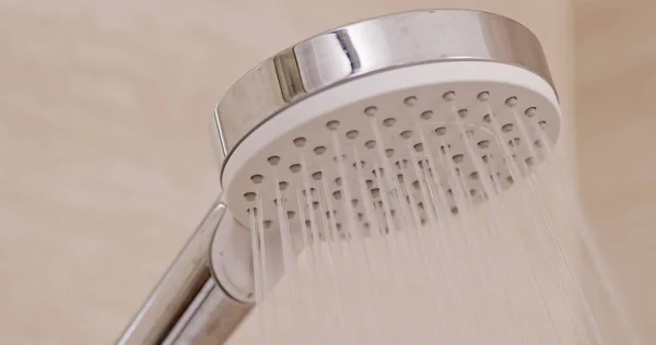 シャワーヘッドの水が落ちる — ストック写真