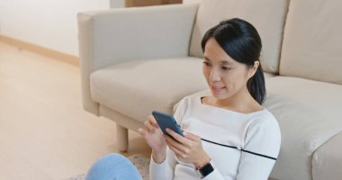 Evde kadın cep telefonu kullanımı