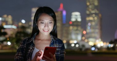 Hareket eden telefon gece şehir içinde kadın arama