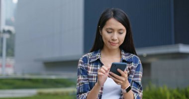 Kadın cellphone şehir içinde bak